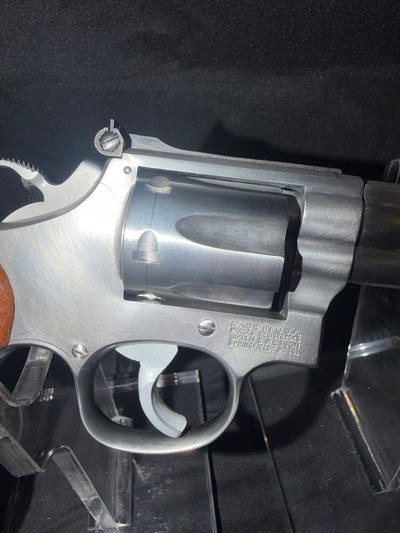 Smith and Wesson Model 617, 5.5 inch barrel, stainless steel, LIKE NEW!! Non matching box.22 long rifle - Image 7 of 8
