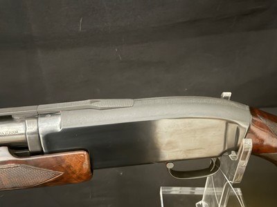 Winchester Model 12, Pre 64, 30 inch full, marked Trap on the magazine, 2 pin, nice wood great conditon - Image 6 of 12