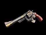 MAGNIFICENT #001 LEW HORTON SMITH & WESSON 29 Gold Inlaid & Engraved 44 MAG
NUMBER 001 of 100 NEW OLD STOCK IN CASE - 2 of 19