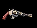 MAGNIFICENT #001 LEW HORTON SMITH & WESSON 29 Gold Inlaid & Engraved 44 MAG
NUMBER 001 of 100 NEW OLD STOCK IN CASE - 11 of 19