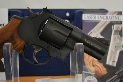 SMITH & WESSON MODEL 29-10 / BOUNTY HUNTER IN 44 MAGNUM - Image 4 of 7