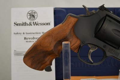 SMITH & WESSON MODEL 29-10 / BOUNTY HUNTER IN 44 MAGNUM - Image 3 of 7