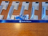 Smith & Wesson 5-gun display w/ header cards - 5 of 5