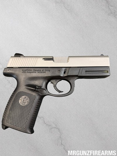 Smith & Wesson SW40VE .40 Two-Tone Semi-Auto Pistol - Image 2 of 4
