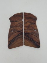 Highfiguregrips Full Checkered Marblecake English Walnut Browning Hi Power grips - 1 of 1