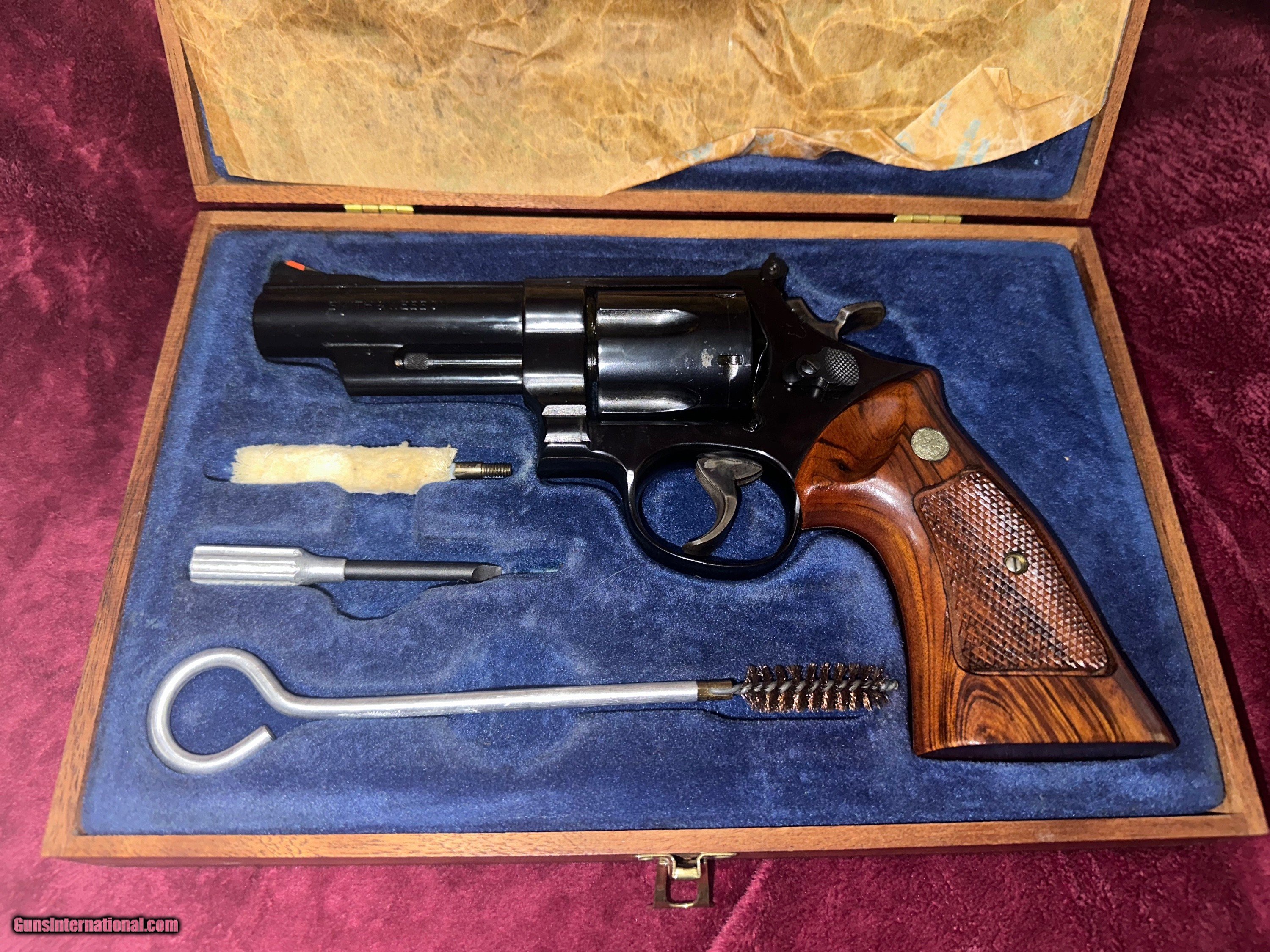 Smith & Wesson .44 Magnum Model 29-2 (4 inch barrel, blue, presentation box)