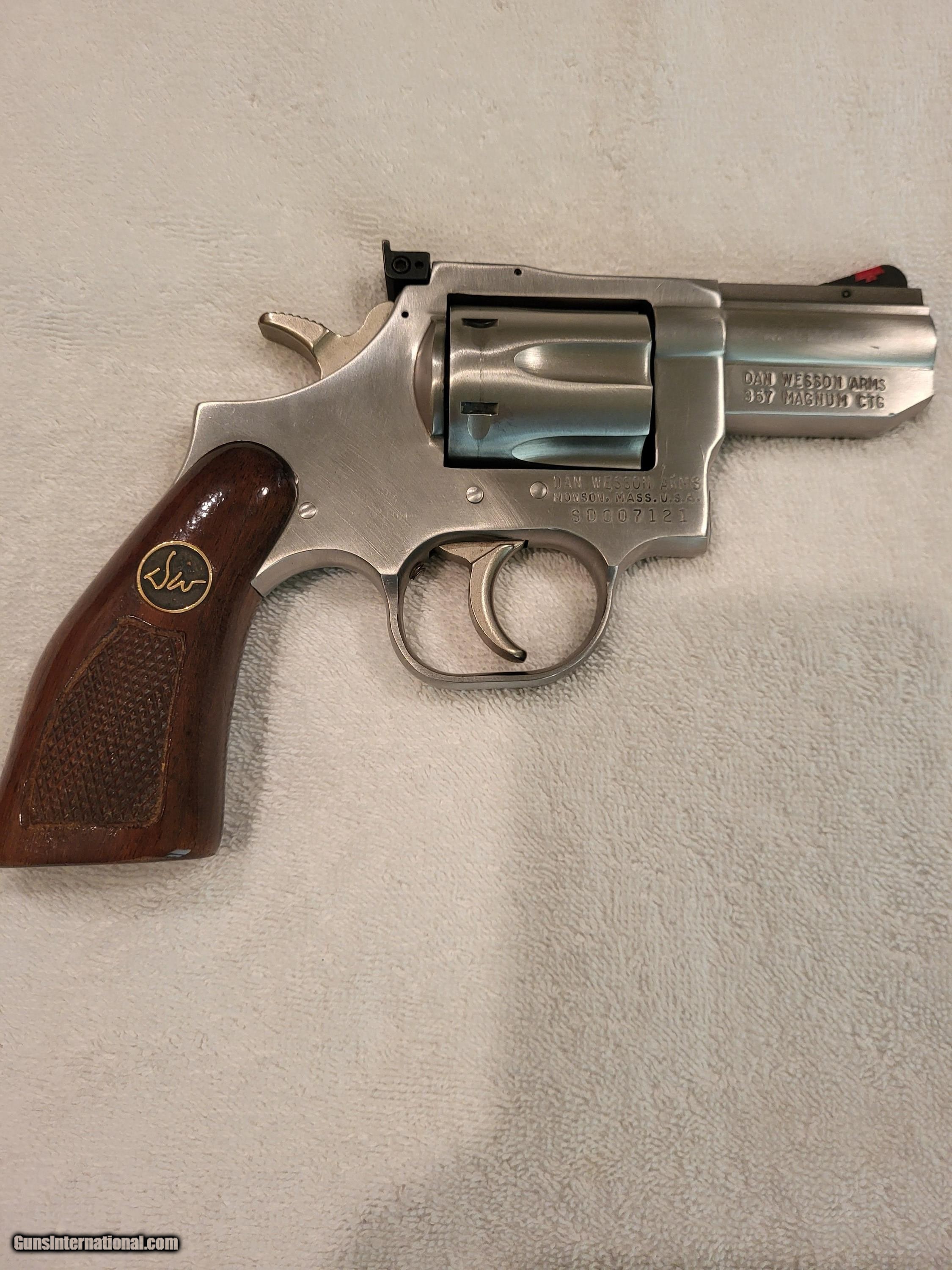 gorgeous Dan Wesson 715 with 2.5