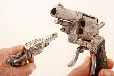 ANTIQUE ENGRAVED DOUBLE ACTION FOLDING TRIGGER 6 ROUND .32 COLT SHORT CAL. REVOLVER EXCELLENT. NO FFL. - Image 3 of 5