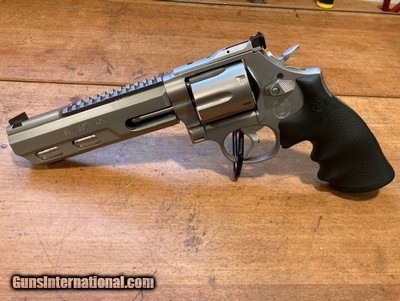 EXCELLENT IN BOX Smith & Wesson S&W Performance Center Model 686 Competitor (686-6 PC) - .357 Magnum