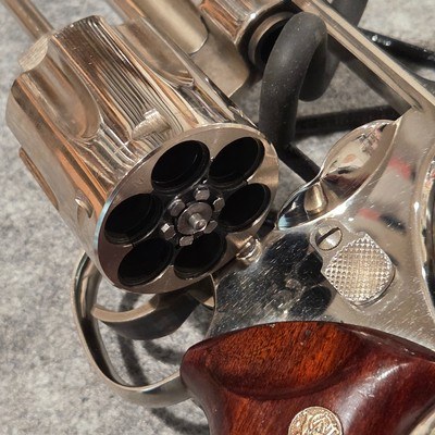 Smith & Wesson 29-2 Nickel in original display case EXCELLENT CONDITION - Image 9 of 15