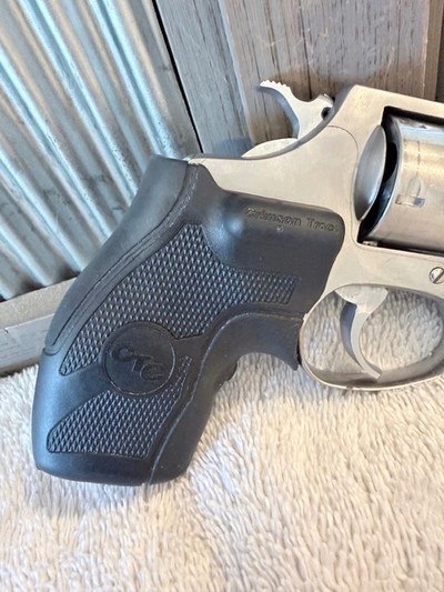 S&W model 60 no dash with Crimson Trace grips - Image 4 of 11