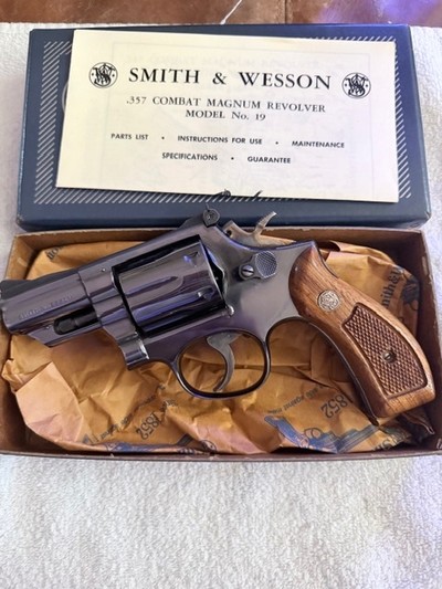 S&W Model 19-3 2.5 inch 357 in box, excellent! - Image 13 of 13