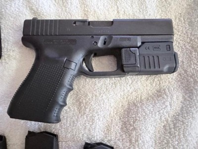 Glock 17 Gen 4 with 3 mags, Glock GTL II light - Image 3 of 14