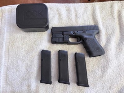 Glock 17 Gen 4 with 3 mags, Glock GTL II light - Image 1 of 14