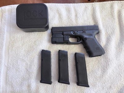 Glock 17 Gen 4 with 3 mags, Glock GTL II light