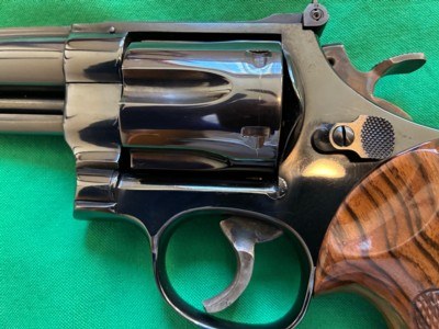 Smith & Wesson 57 no dash 4 inch 41 mag - Image 4 of 13