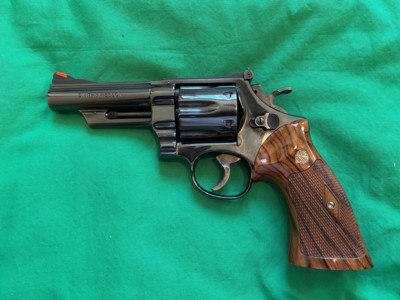 Smith & Wesson 57 no dash 4 inch 41 mag - Image 1 of 13