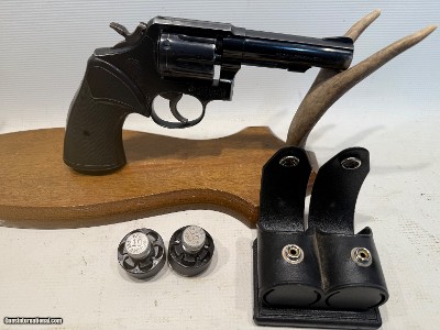 Smith & Wesson Model 10-6 .38 Special w/ 2 Speed Loaders