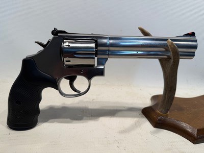 Smith and Wesson Model 686-6 .357 Mag w/ Original Box and Grip