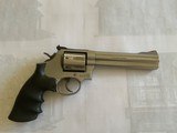 Smith and Wesson model 686-5 - 2 of 4