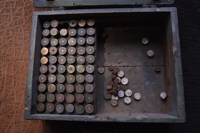 Antique wood box with 49 assorted 10 ga brass shells, Winchester, UMC, parker - Image 6 of 7