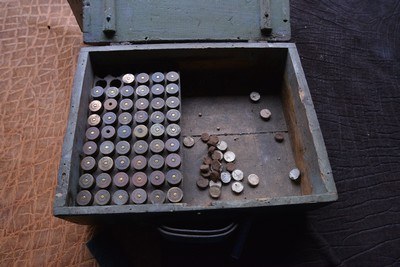 Antique wood box with 49 assorted 10 ga brass shells, Winchester, UMC, parker - Image 1 of 7