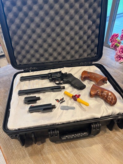 Rare Complete early Dan Wesson Kit.. All Barrels…. Tools, sights, 3 grips… barely fired - Image 5 of 14