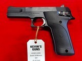 Smith & Wesson 422 - 2 of 4