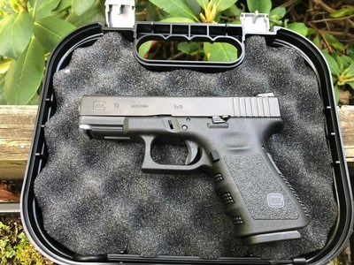 GLOCK G19 GEN 3 9MM VG CONDITION w/BRIGHT SIGHTS ORIGINAL BOX - Image 1 of 12