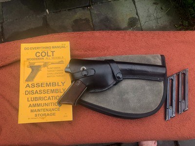 VINTAGE COLT HUNTSMAN .22 SEMI-AUTO PISTOL w/HOLSTER - Image 4 of 8