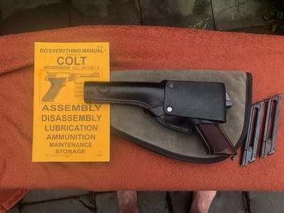 VINTAGE COLT HUNTSMAN .22 SEMI-AUTO PISTOL w/HOLSTER - Image 5 of 8