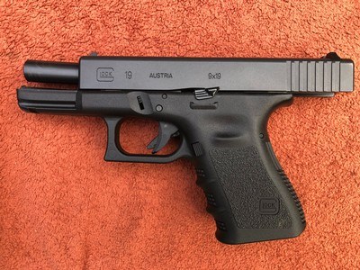 GLOCK 19 GEN3 9mm MADE IN AUSTRIA in MINT CONDITION - Image 4 of 13