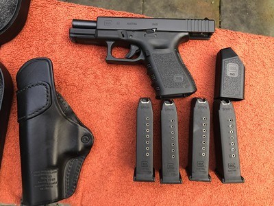 GLOCK 19 GEN3 9mm MADE IN AUSTRIA in MINT CONDITION - Image 13 of 13