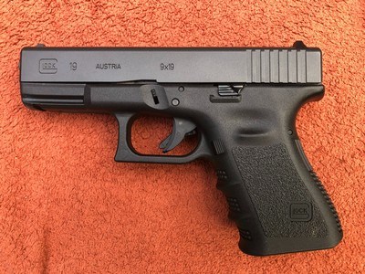 GLOCK 19 GEN3 9mm MADE IN AUSTRIA in MINT CONDITION - Image 2 of 13