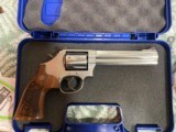 Smith & Wesson 686-6 plus deluxe stainless - 2 of 7