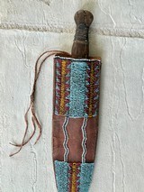 EXCEPTIONAL MID-1800’s BLACKFOOT DAG-KNIFE & BEADED SHEATH. - 3 of 7