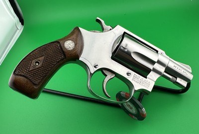 COLLECTOR QUAILTY, 1966 SMITH & WESSON, MODEL 60 NO DASH, .38, 2 INCH W/ FACTORY BOX & PAPERWORK - Image 4 of 15