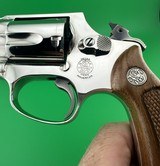 COLLECTOR QUALITY- 1973 SMITH & WESSON, MODEL 36 NO DASH, NICKEL, CHIEFS SPECIAL. W/ FACTORY BOX, PAPERS W/ ADDITIONAL S&W ROSEWOOD PRESENTATION GRIPS - Image 9 of 18