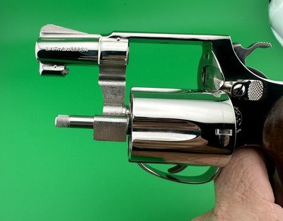 COLLECTOR QUALITY- 1973 SMITH & WESSON, MODEL 36 NO DASH, NICKEL, CHIEFS SPECIAL. W/ FACTORY BOX, PAPERS W/ ADDITIONAL S&W ROSEWOOD PRESENTATION GRIPS - Image 12 of 18