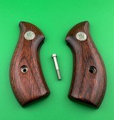 COLLECTOR QUALITY- 1973 SMITH & WESSON, MODEL 36 NO DASH, NICKEL, CHIEFS SPECIAL. W/ FACTORY BOX, PAPERS W/ ADDITIONAL S&W ROSEWOOD PRESENTATION GRIPS - Image 15 of 18
