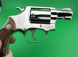 COLLECTOR QUALITY- 1973 SMITH & WESSON, MODEL 36 NO DASH, NICKEL, CHIEFS SPECIAL. W/ FACTORY BOX, PAPERS W/ ADDITIONAL S&W ROSEWOOD PRESENTATION GRIPS - Image 10 of 18