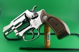 COLLECTOR QUALITY- 1973 SMITH & WESSON, MODEL 36 NO DASH, NICKEL, CHIEFS SPECIAL. W/ FACTORY BOX, PAPERS W/ ADDITIONAL S&W ROSEWOOD PRESENTATION GRIPS - Image 3 of 18