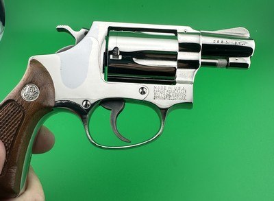 COLLECTOR QUALITY- 1973 SMITH & WESSON, MODEL 36 NO DASH, NICKEL, CHIEFS SPECIAL. W/ FACTORY BOX, PAPERS W/ ADDITIONAL S&W ROSEWOOD PRESENTATION GRIPS - Image 10 of 18