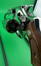 COLLECTOR QUALITY- 1973 SMITH & WESSON, MODEL 36 NO DASH, NICKEL, CHIEFS SPECIAL. W/ FACTORY BOX, PAPERS W/ ADDITIONAL S&W ROSEWOOD PRESENTATION GRIPS - Image 11 of 18