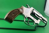 COLLECTOR QUALITY- 1973 SMITH & WESSON, MODEL 36 NO DASH, NICKEL, CHIEFS SPECIAL. W/ FACTORY BOX, PAPERS W/ ADDITIONAL S&W ROSEWOOD PRESENTATION GRIPS - Image 4 of 18