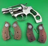 COLLECTOR QUALITY- 1973 SMITH & WESSON, MODEL 36 NO DASH, NICKEL, CHIEFS SPECIAL. W/ FACTORY BOX, PAPERS W/ ADDITIONAL S&W ROSEWOOD PRESENTATION GRIPS - Image 16 of 18
