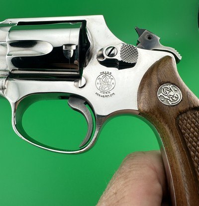 COLLECTOR QUALITY- 1973 SMITH & WESSON, MODEL 36 NO DASH, NICKEL, CHIEFS SPECIAL. W/ FACTORY BOX, PAPERS W/ ADDITIONAL S&W ROSEWOOD PRESENTATION GRIPS - Image 9 of 18