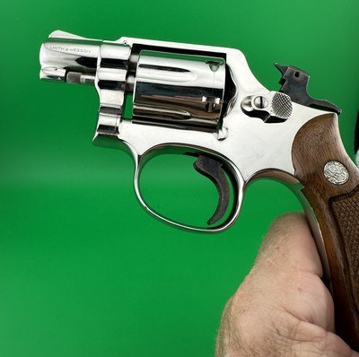 COLLECTOR QUALITY- SMITH & WESSON MODEL 10-5, NICKEL, 2 INCH SNUB, W/ FACTORY BOX, SERIALIZED WALNUT GRIP & PAPERWORK - Image 7 of 14
