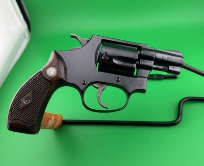 HIGHLY COLLECTABLE- SMITH & WESSON, 1961, MODEL 32-1 "TERRIER" FLAT LATCH, .38 S&W CARTRIDGE, W/ SERIALIZED GRIPS, FACTORY BOX & PAPERS - Image 4 of 13