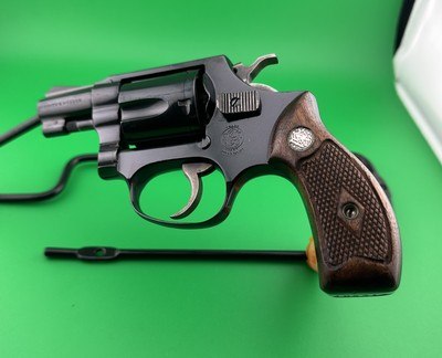 HIGHLY COLLECTABLE- SMITH & WESSON, 1961, MODEL 32-1 "TERRIER" FLAT LATCH, .38 S&W CARTRIDGE, W/ SERIALIZED GRIPS, FACTORY BOX & PAPERS - Image 3 of 13